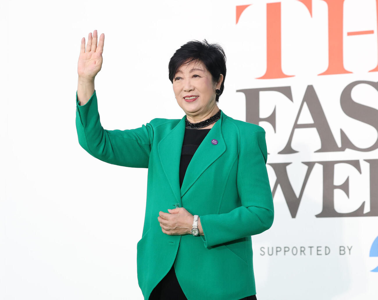 グリーンカーペットに登壇し手を振る小池百合子東京都知事（撮影・増田悦実）