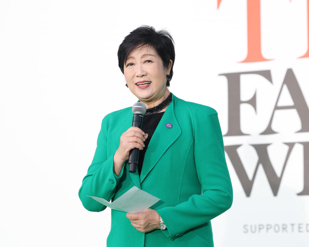グリーンカーペットに登壇した小池百合子東京都知事（撮影・増田悦実）