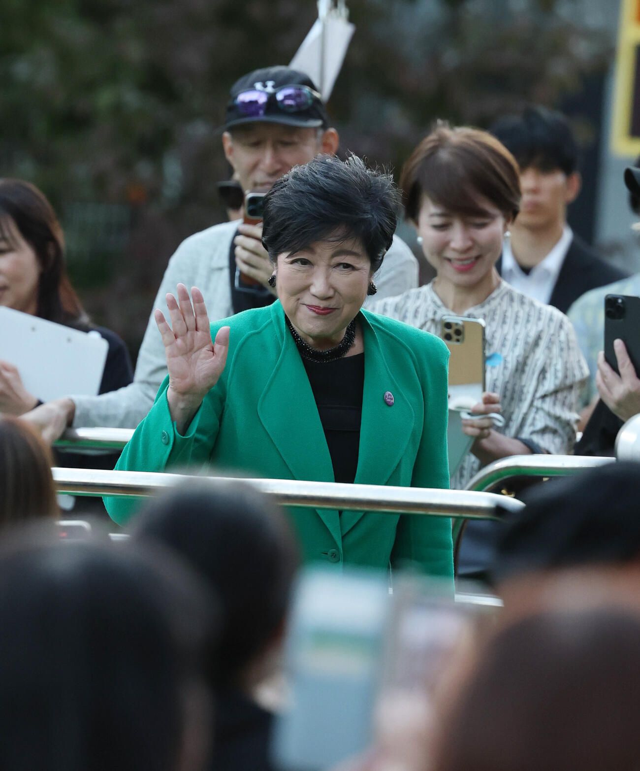 グリーンカーペットにサプライズ登場に観客に笑顔で手を振る小池百合子東京都知事（撮影・増田悦実）