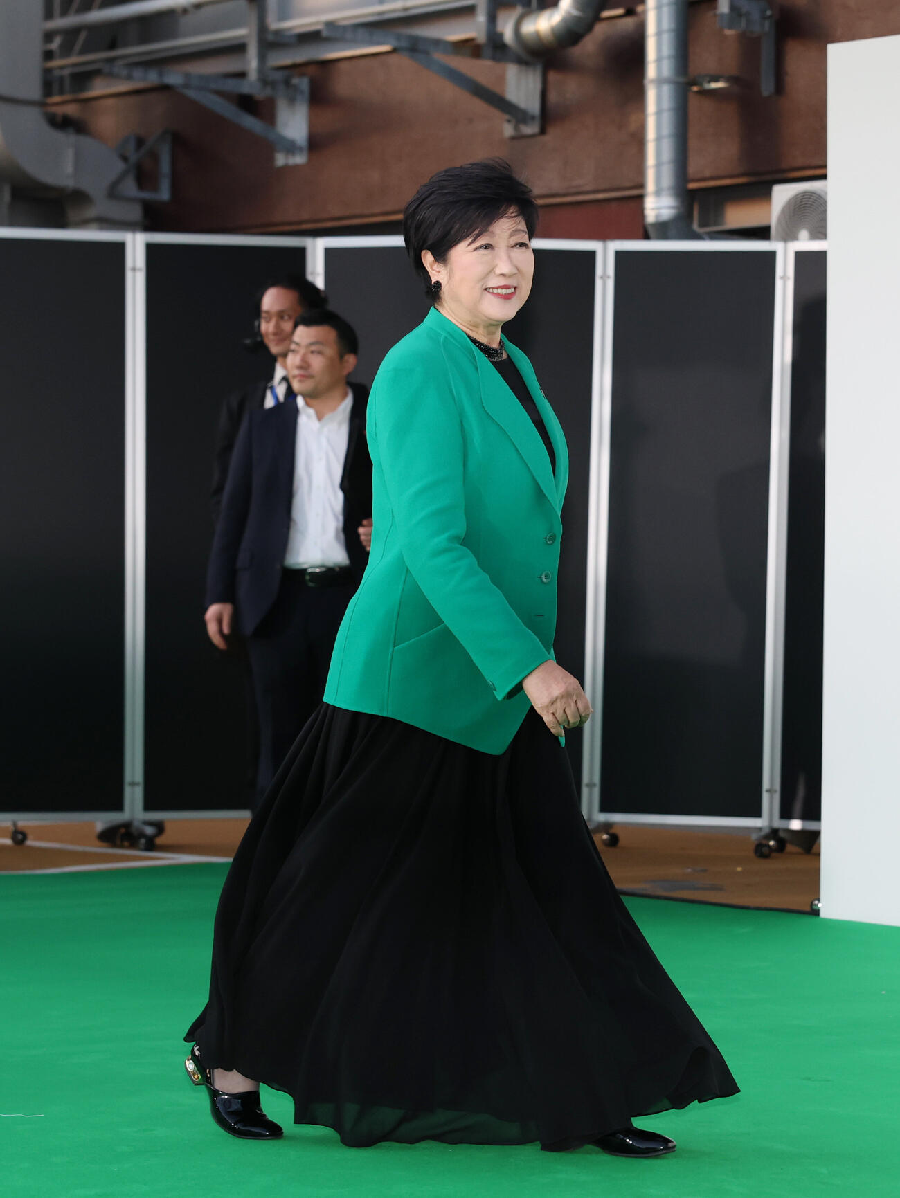 グリーンカーペットに登壇した小池百合子東京都知事（撮影・増田悦実）