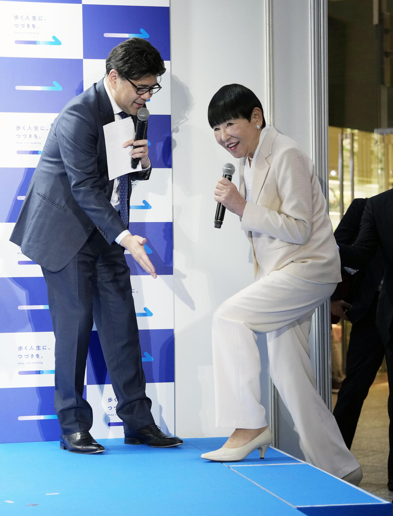 「歩く人生に、つづきを。展」メディア発表会に登壇する和田アキ子（右）（撮影・小島史椰）