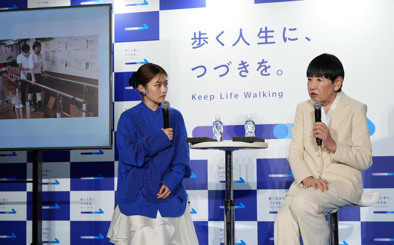 「歩く人生に、つづきを。展」メディア発表会に登壇し、トークする井上咲楽（左）と和田アキ子（撮影・小島史椰）