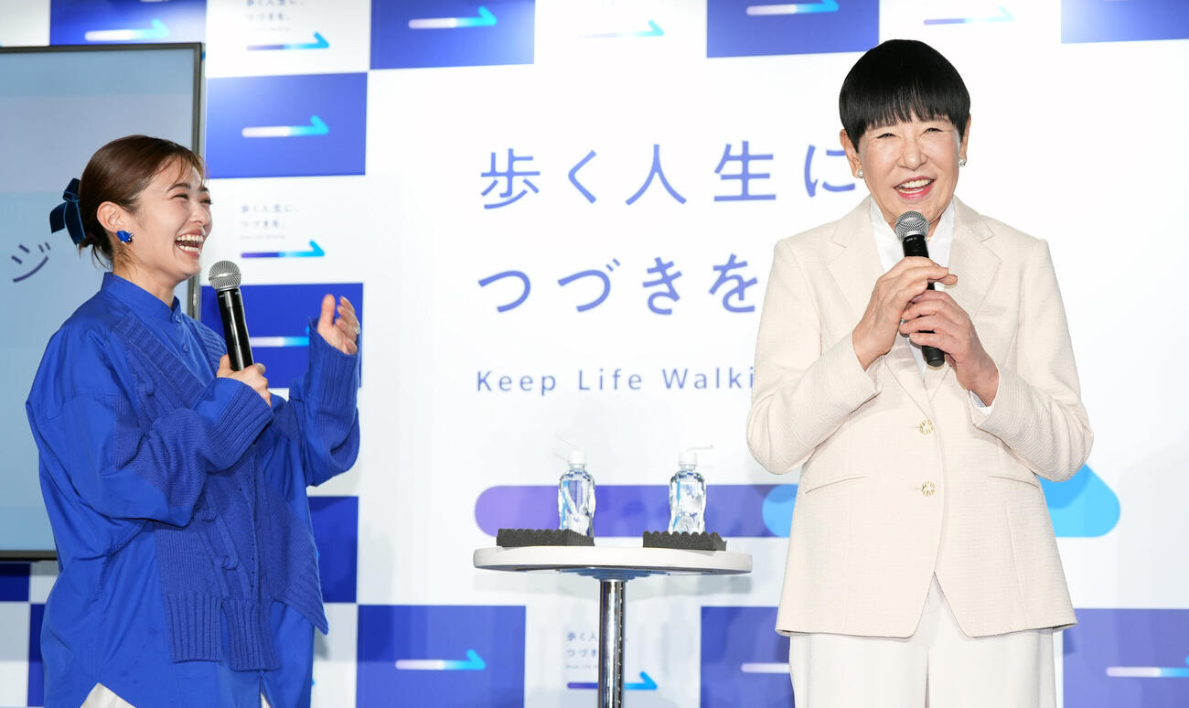 「歩く人生に、つづきを。展」メディア発表会に登壇し笑顔を見せる井上咲楽（左）と田アキ子（撮影・小島史椰）