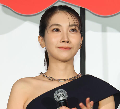 松本穂香「ひよっこ」オフショットに「澄子可愛い」「メガネの子かわいいと思ったよ」