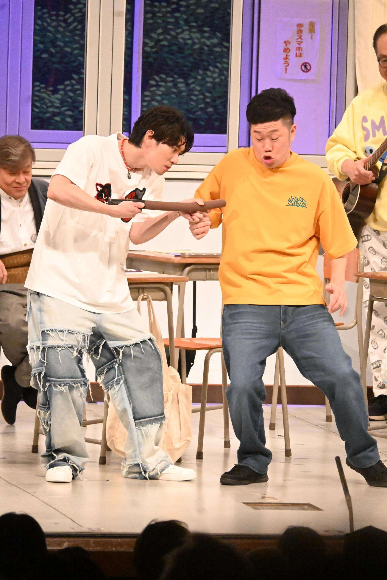 吉本新喜劇の座長・吉田裕に「乳首ドリル」をするふぉ～ゆ～辰巳雄大（撮影・松浦隆司）