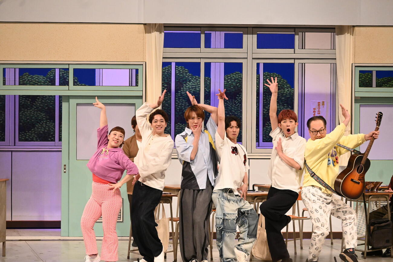 左から吉本新喜劇の森田まりこ、ふぉ～ゆ～福田悠太、越岡裕貴、辰巳雄大、松崎祐介、吉本新喜劇の松浦真也（撮影・松浦隆司）