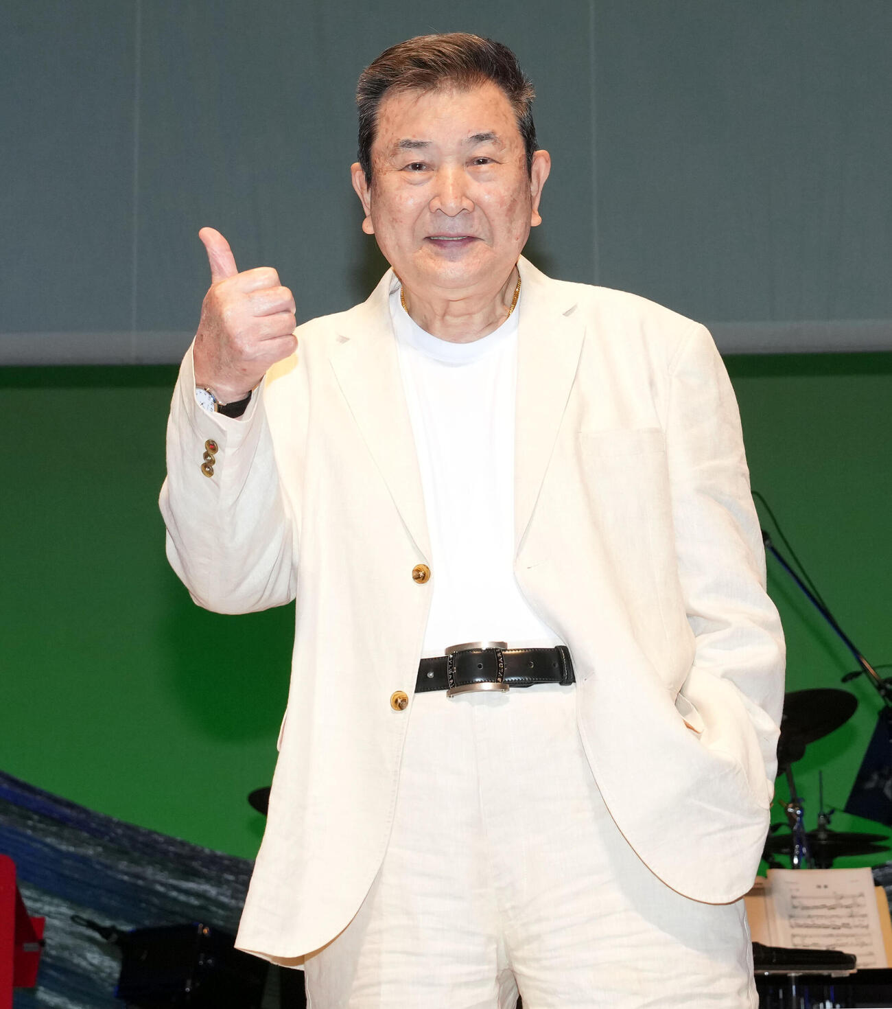 公開リハーサルを前にポーズを決める小林旭（撮影・たえ見朱実）