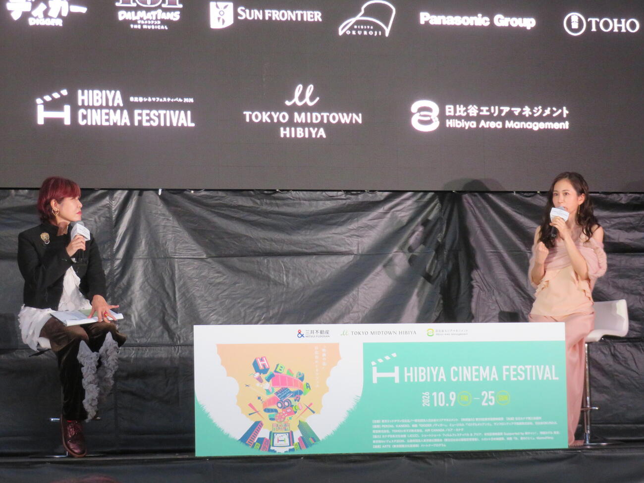 「HIBIYA CINEMA FESTIVAL 2026」×「女性記者映画賞」オープニングイベント　プレミアムトークショーに登壇した伊藤さとり（左）と前田敦子（撮影・村上幸将）