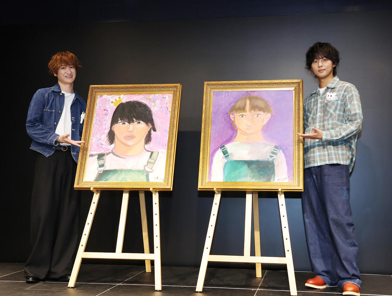 プレス取材会に登場し笑顔を見せる宮田俊哉（左）と藤ケ谷太輔（撮影・増田悦実）