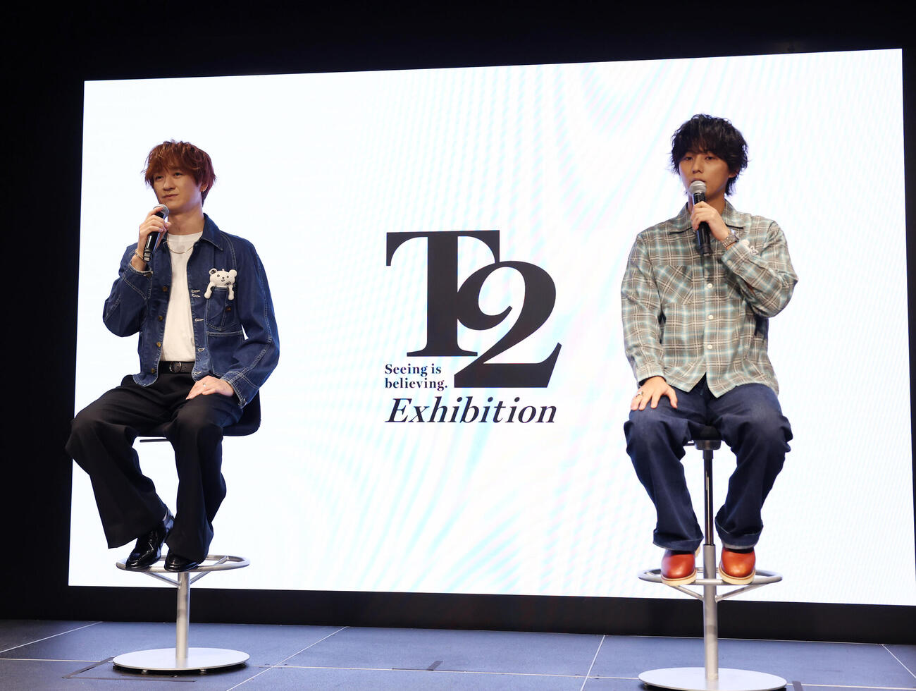 プレス取材会に登場し話をする宮田俊哉（左）と藤ケ谷太輔（撮影・増田悦実）