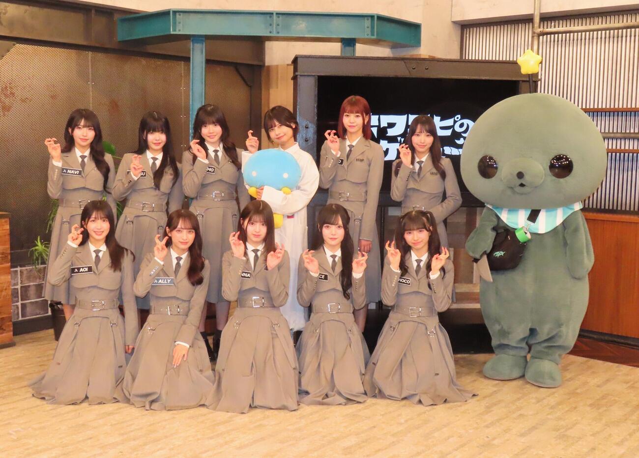YouTube企画「ホワスピのアーティストーク」（全3回）の取材会に出席したWHITE SCORPION。前列左からAOI、ALLY、HANNA、ACE、CHOCO、後列左からNAVI、NATSU、MOMO、鹿目凛、NICO、ACO