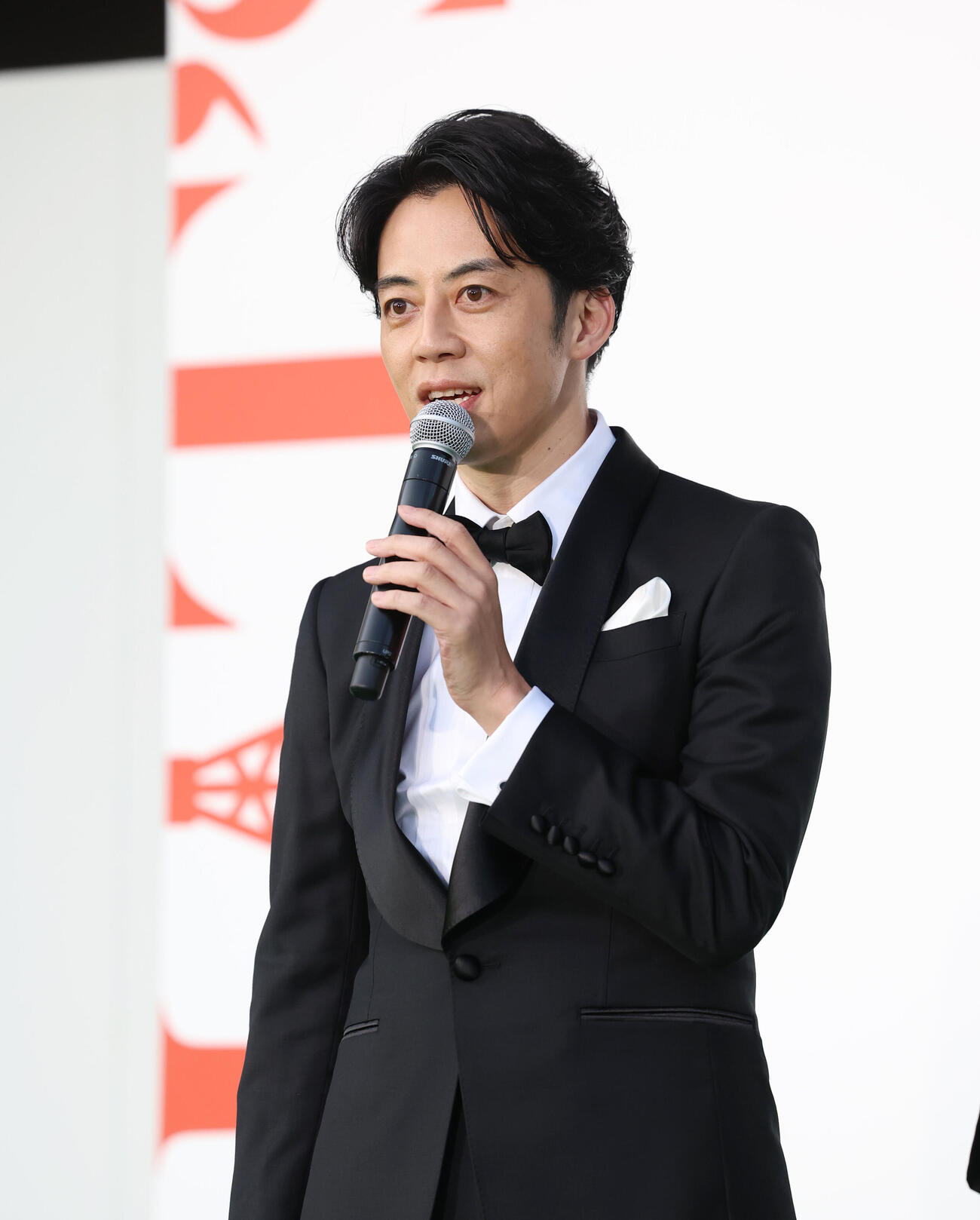 グリーンカーペットに登壇し話をする西野亮廣（撮影・増田悦実）