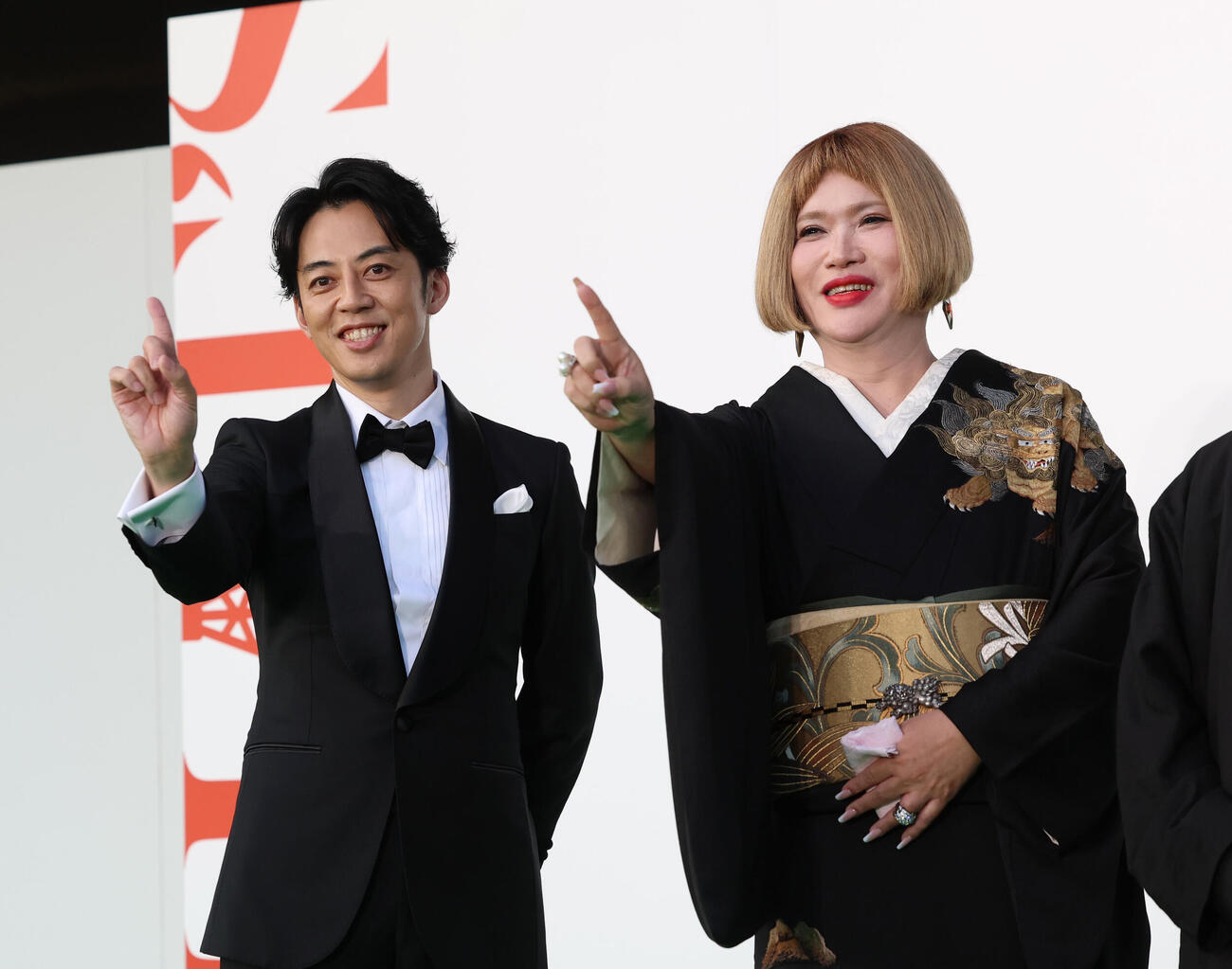 グリーンカーペットに登壇し「どんだげー」をするIKKO（右）と西野亮廣（撮影・増田悦実）