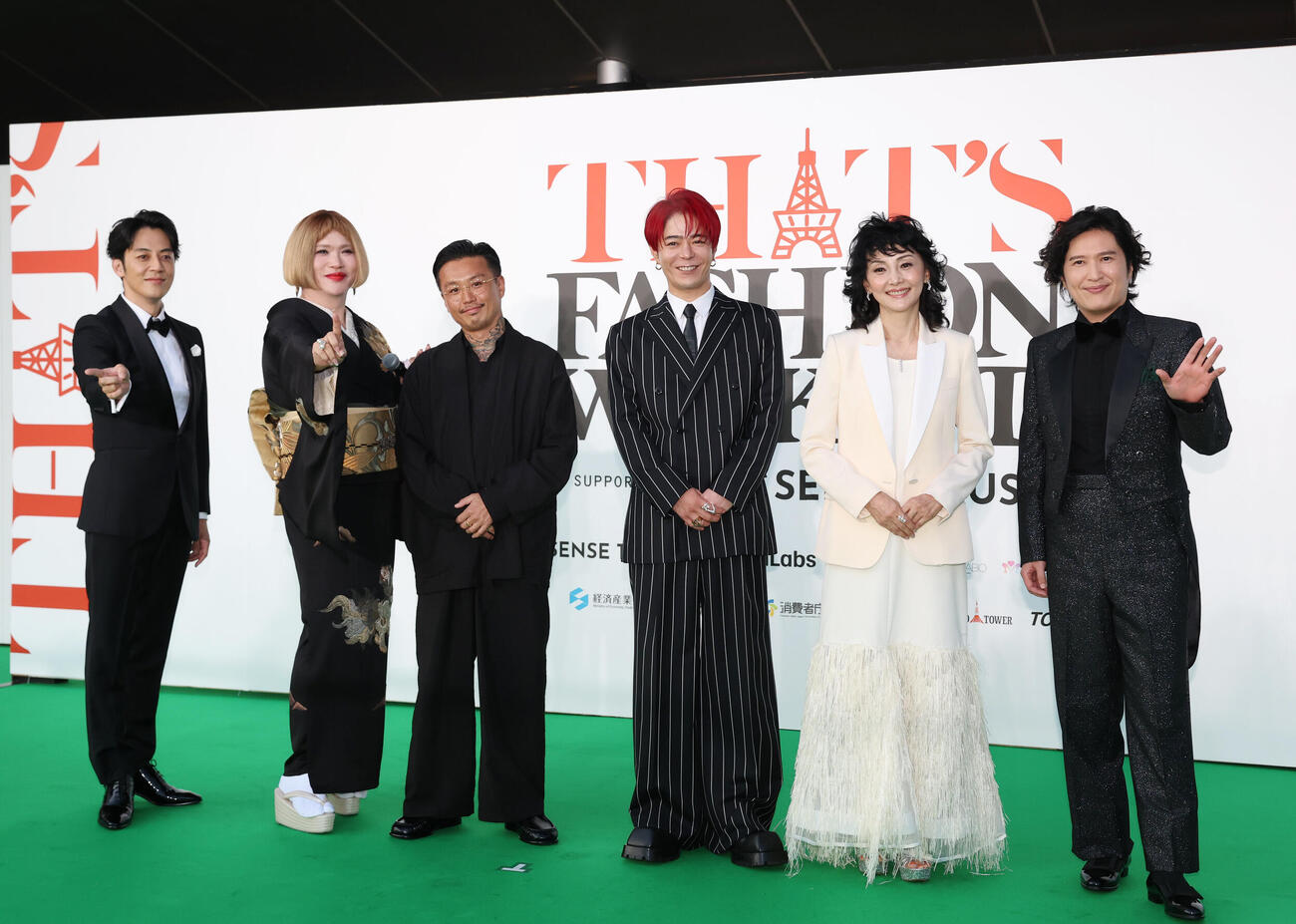 グリーンカーペットに登壇した右から清塚信也、南果歩、高木琢也、小島鉄平、IKKO、西野亮廣（撮影・増田悦実）