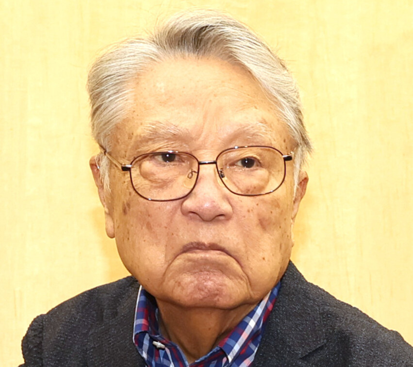 2026年10月3日、会見でポーズをとる伊東四朗