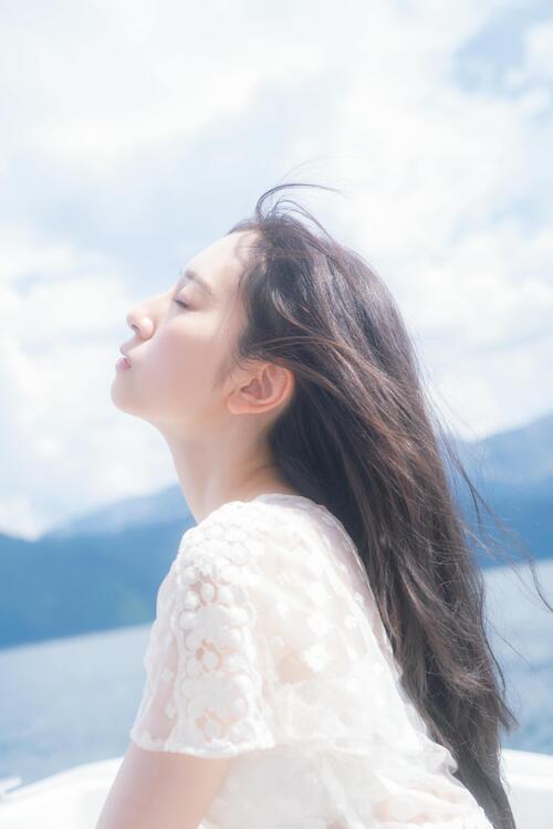 日向坂46金村美玖、白ドレスまとい儚げな横顔見せる　セカンド写真集10・20発売