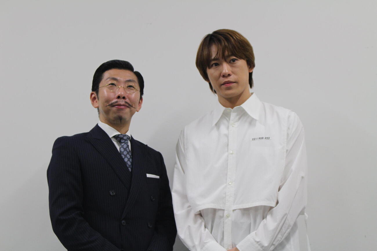 舞台「メイユール・ソワレ」の取材会に出席した主演の越岡裕貴（右）と、演出の村角太洋氏