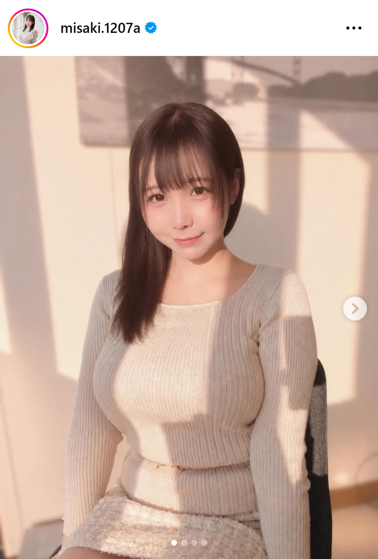 ボディーラインくっきりニット姿（藤田美咲アナのインスタグラムから）