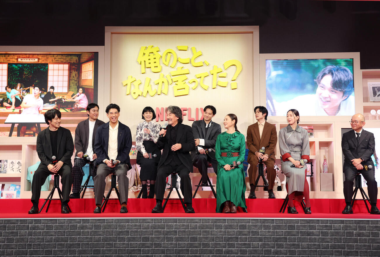 完成報告会イベントを行う話をする上段左から山本博、坂井真紀、磯村勇斗、上川周作。下段左から松山ケンイチ、賀来賢人、役所広司、吉田羊、江口のりこ、金子文紀監督（撮影・増田悦実）