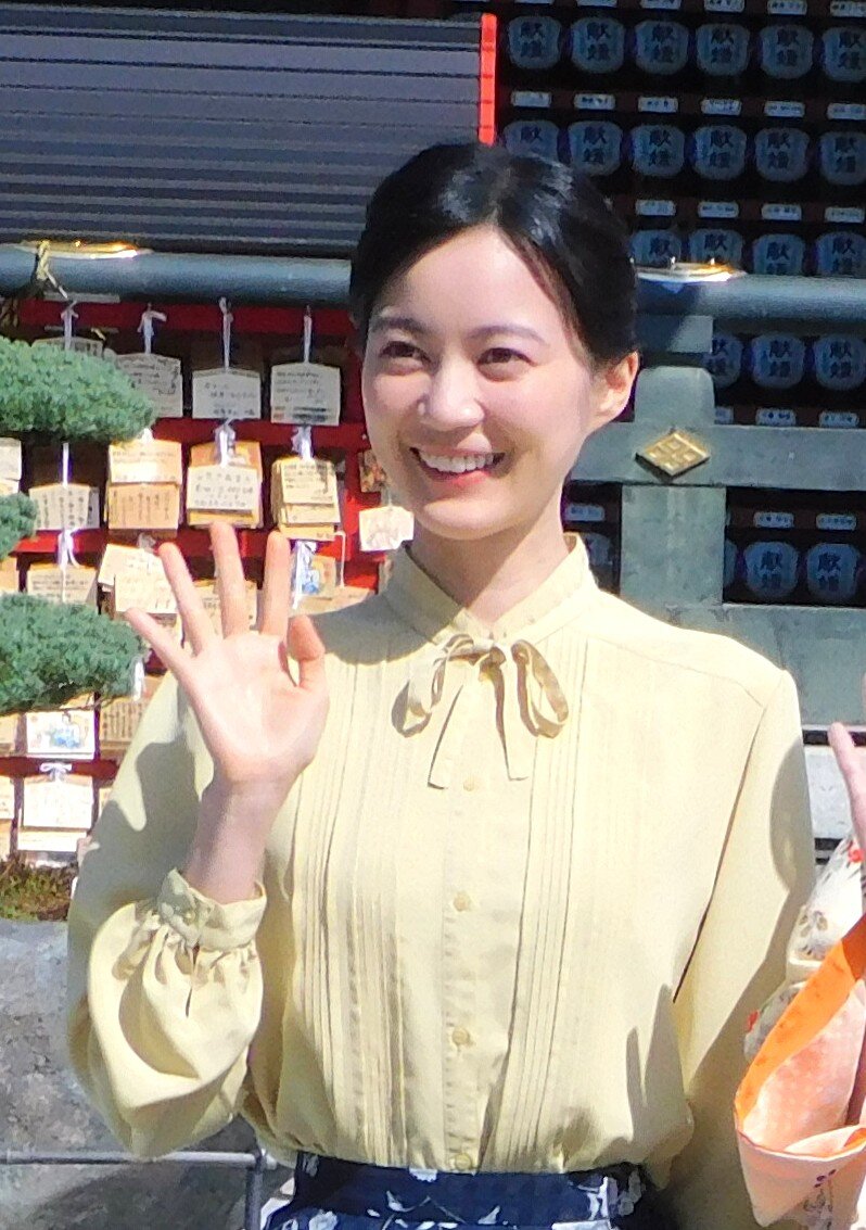 フジテレビ系ドラマ「波うららかに、めおと日和」の大ヒット祈願を行った生田絵梨花（撮影・寺本吏輝）