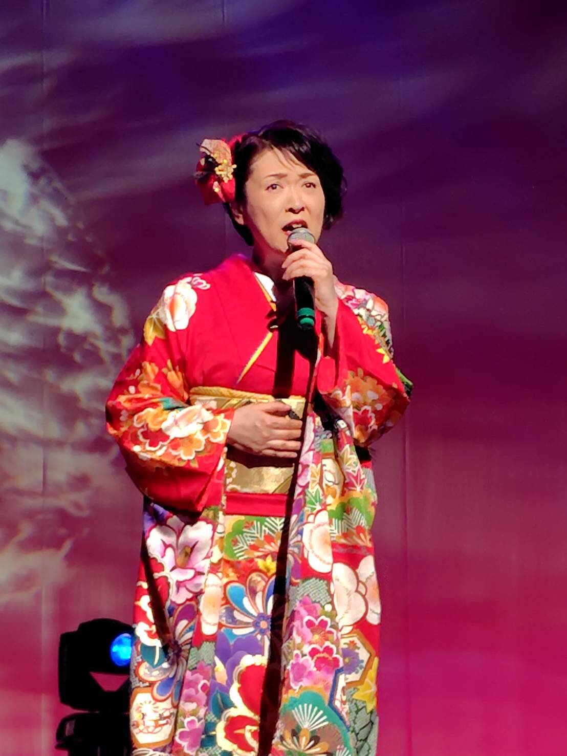 新曲「悲恋傷」を歌う真木ことみ