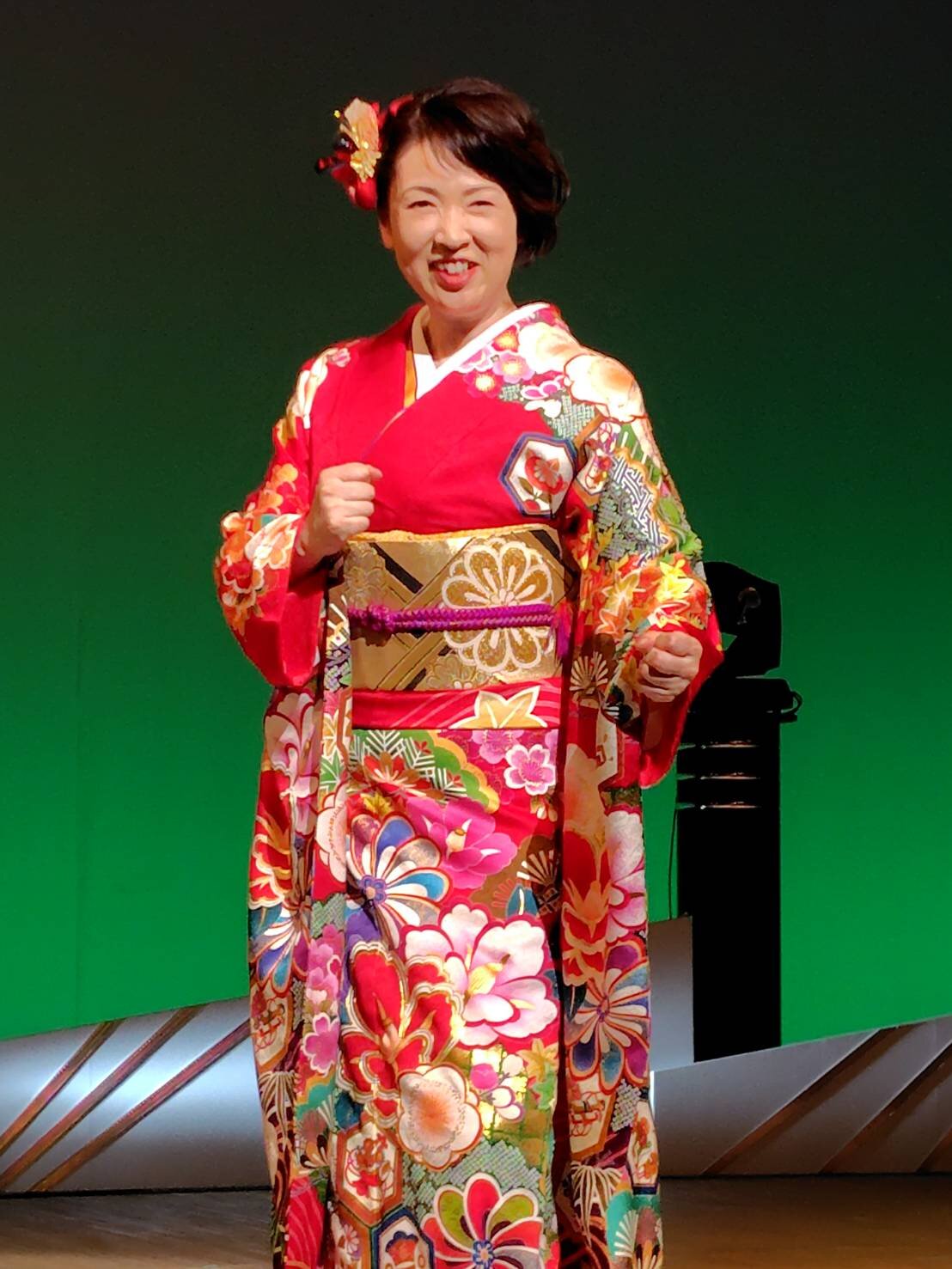 ガッツポーズを決める真木ことみ