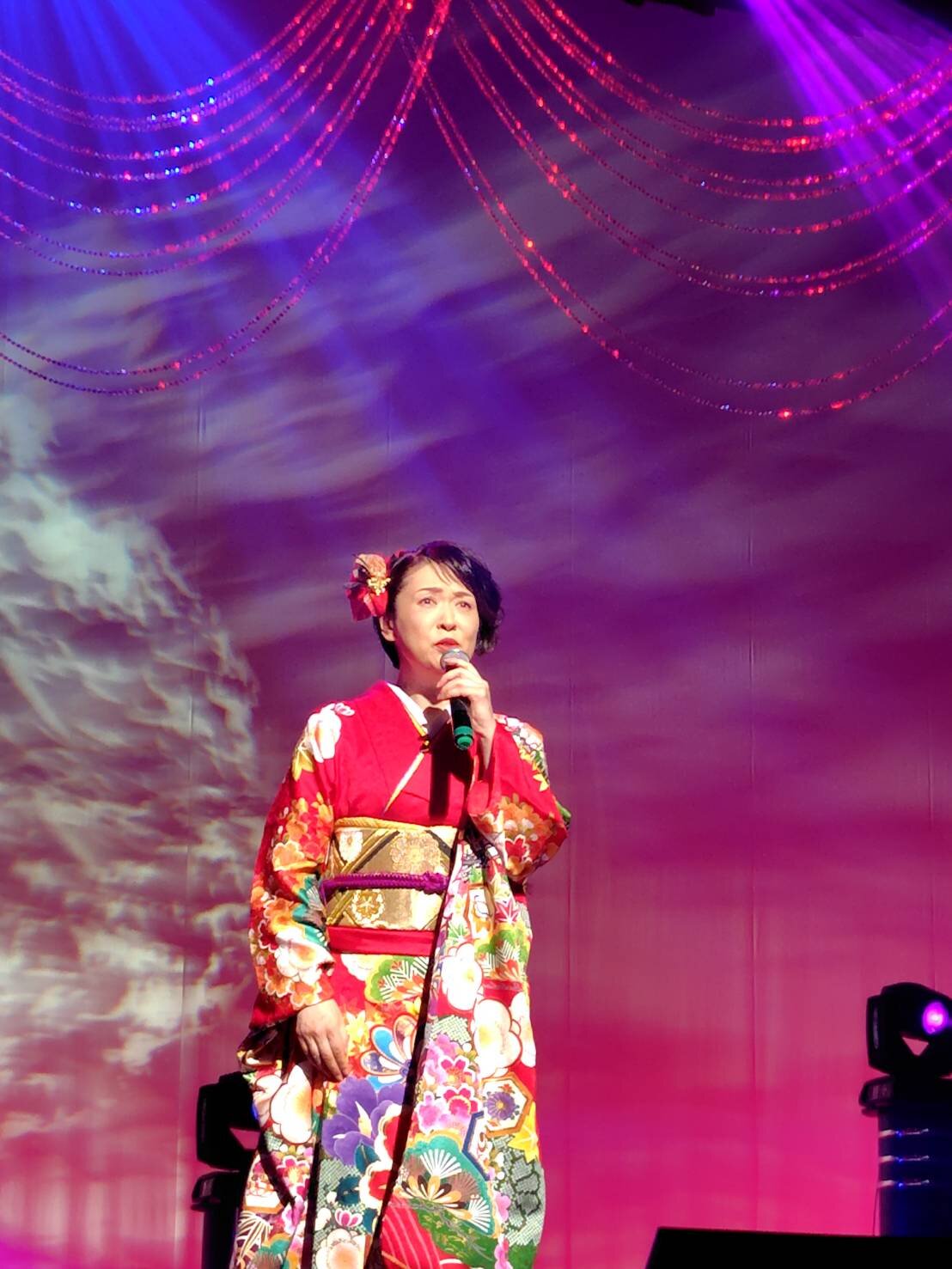 新曲「悲恋傷」を歌う真木ことみ