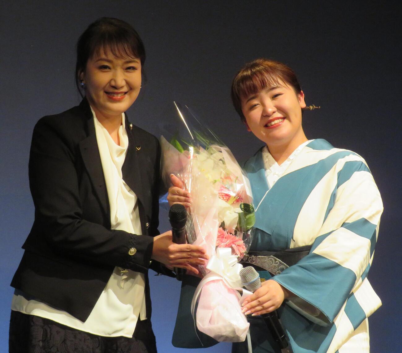 朝花美穂のバースデーライブに市川由紀乃が応援に駆けつけた（撮影・松本久）