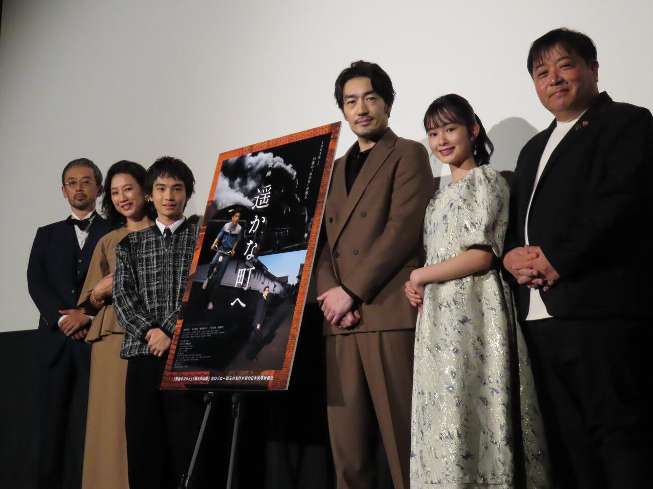 映画「遥かな町へ」公開初日舞台あいさつに登壇した、左から滝藤賢一、戸田菜穂、及川桃利、大谷亮平、磯谷萌々子、錦織良成監督
