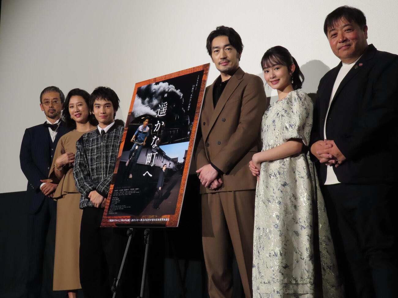 映画「遥かな町へ」公開初日舞台あいさつに登壇した、左から滝藤賢一、戸田菜穂、及川桃利、大谷亮平、磯谷萌々子、錦織良成監督