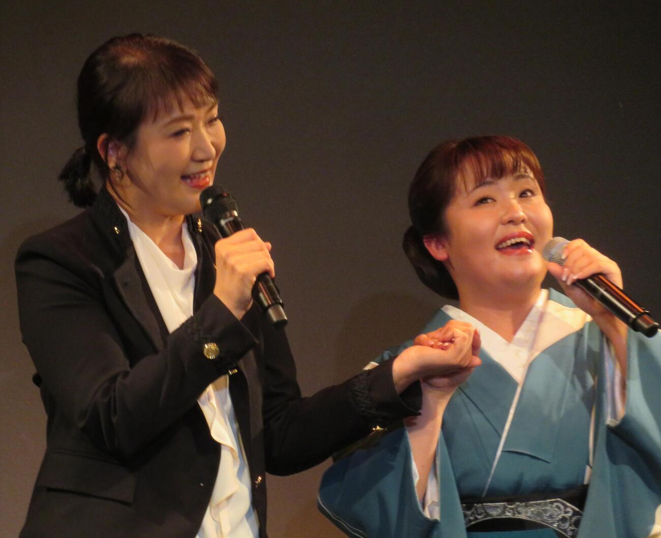 朝花美穂（右）のバースデーライブに市川由紀乃が応援に駆けつけた（撮影・松本久）