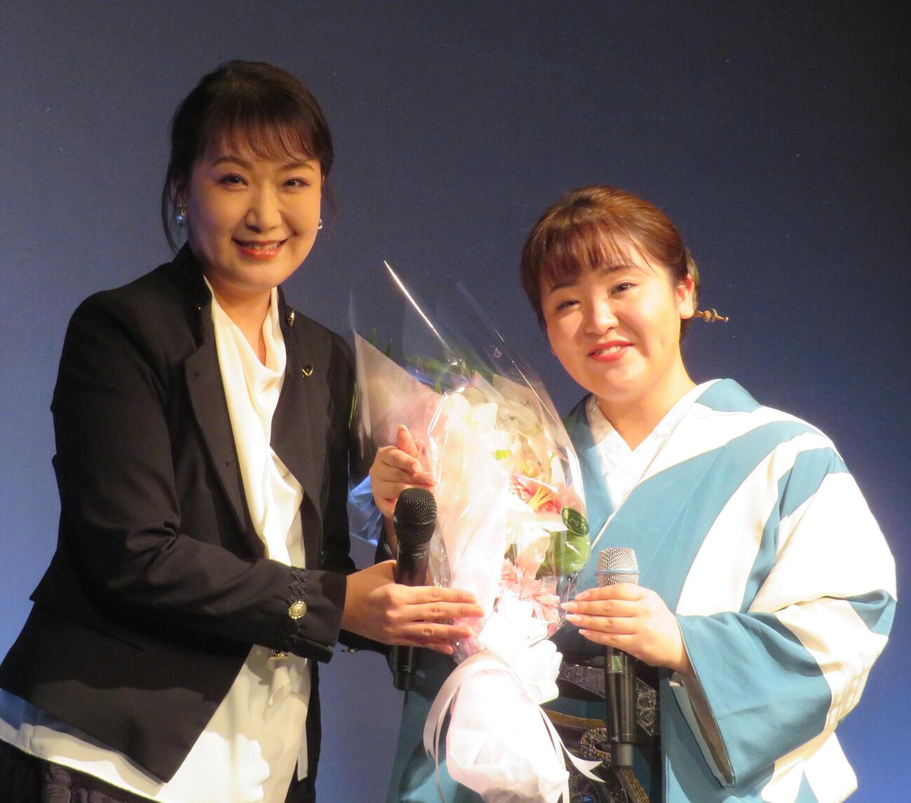 朝花美穂（右）のバースデーライブに市川由紀乃が応援に駆けつけた（撮影・松本久）