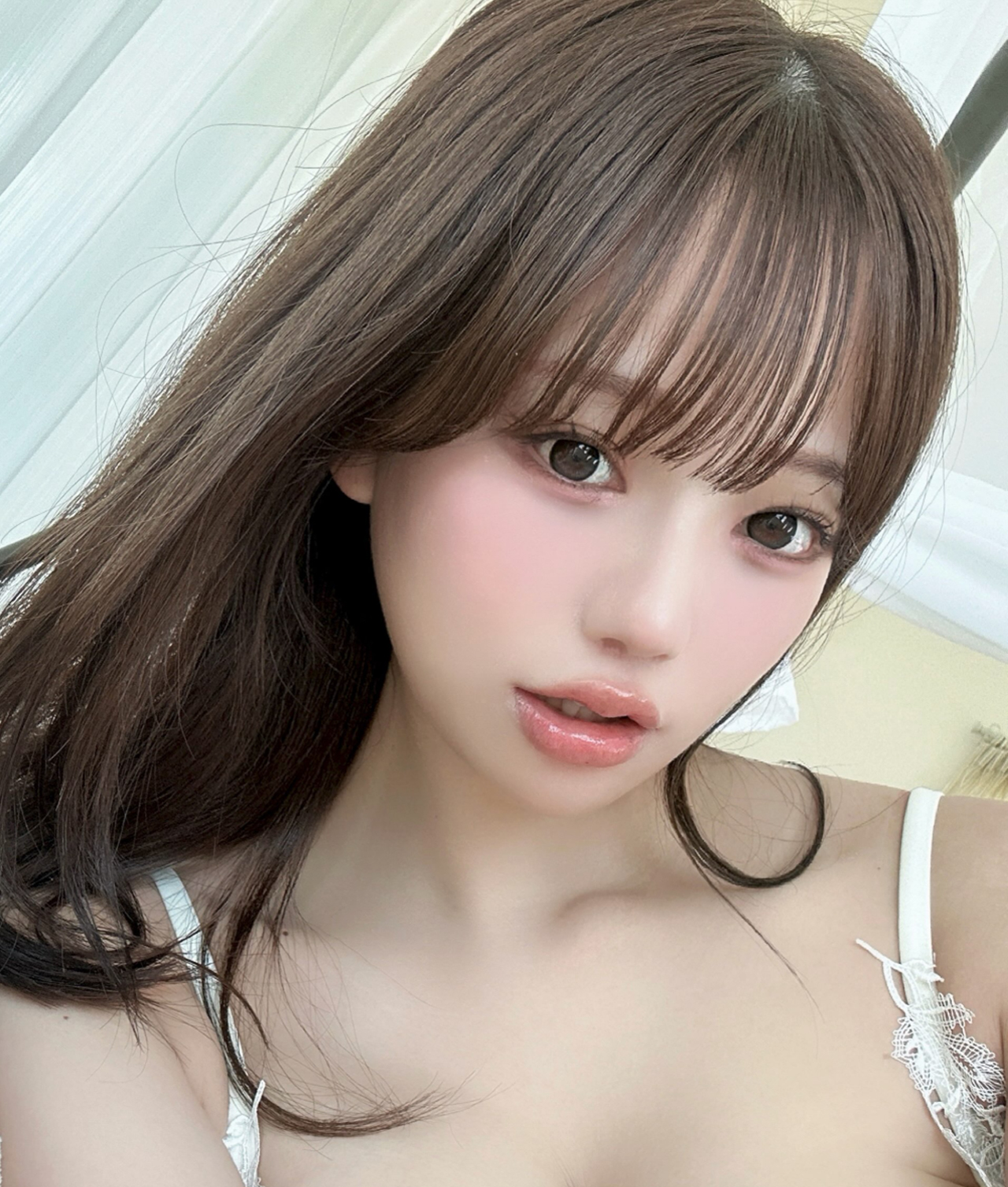 白ランジェリー添い寝ショット（和田海佑のインスタグラムから）