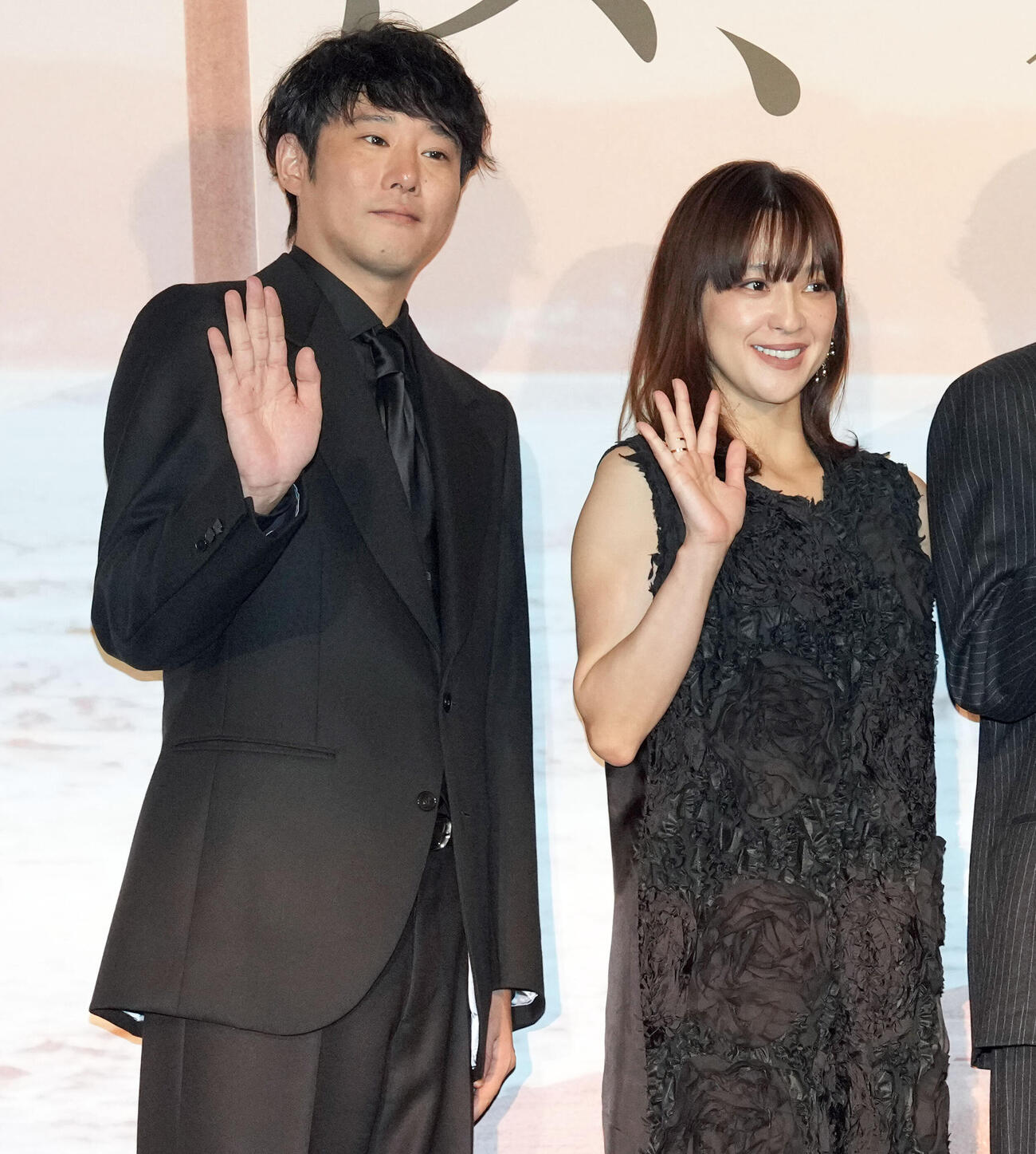 映画「汝、星のごとく」の初日舞台あいさつで笑顔を見せる藤井道人監督（左）と中村アン（撮影・たえ見朱実）