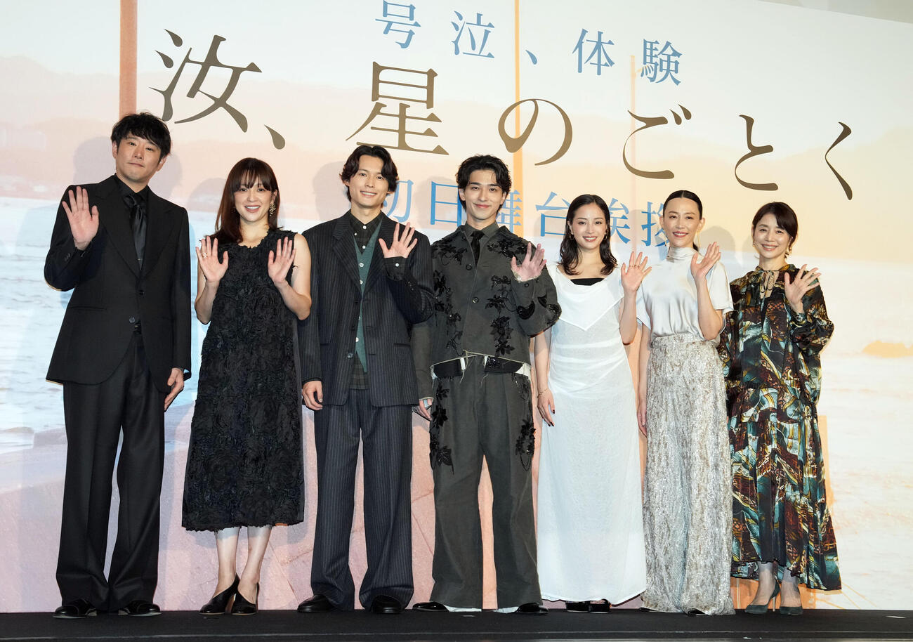 映画「汝、星のごとく」の初日舞台あいさつに登壇した、左から藤井道人監督、中村アン、松村北斗、横浜流星、広瀬すず、木村佳乃、石田えり子（撮影・たえ見朱実）