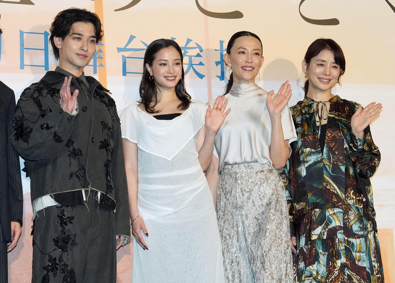 映画「汝、星のごとく」の初日舞台あいさつで笑顔を見せる、左から横浜流星、広瀬すず、木村佳乃、石田えり子（撮影・たえ見朱実）