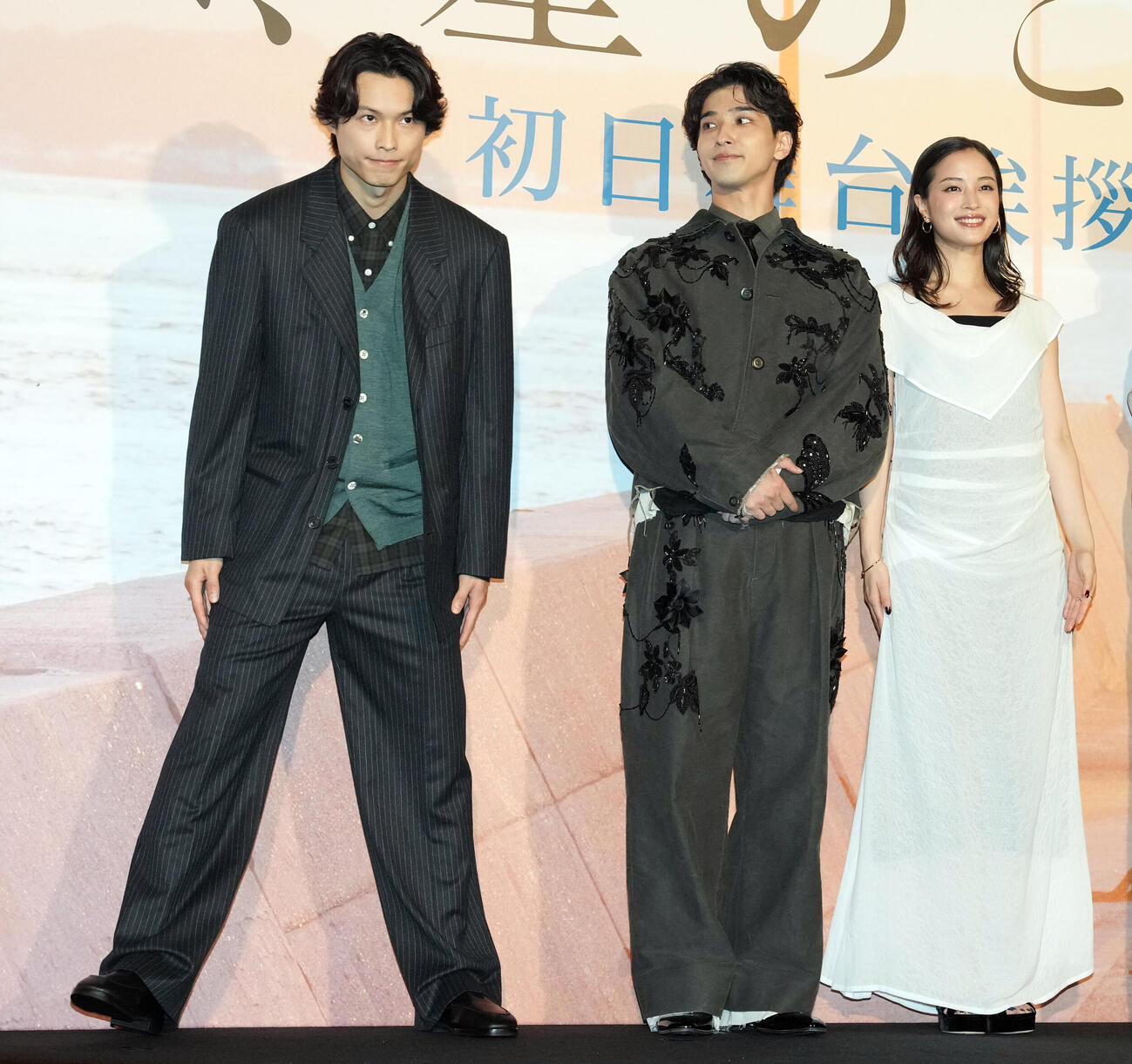初日舞台あいさつを終え降壇する、左から松村北斗、横浜流星、広瀬すず（撮影・たえ見朱実）
