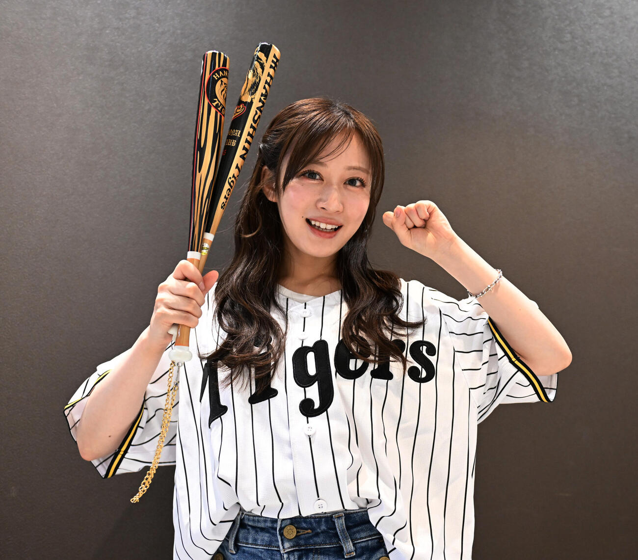 応援グッズを手に阪神優勝を喜ぶ元NMB48の川上千尋（2026年9月撮影）