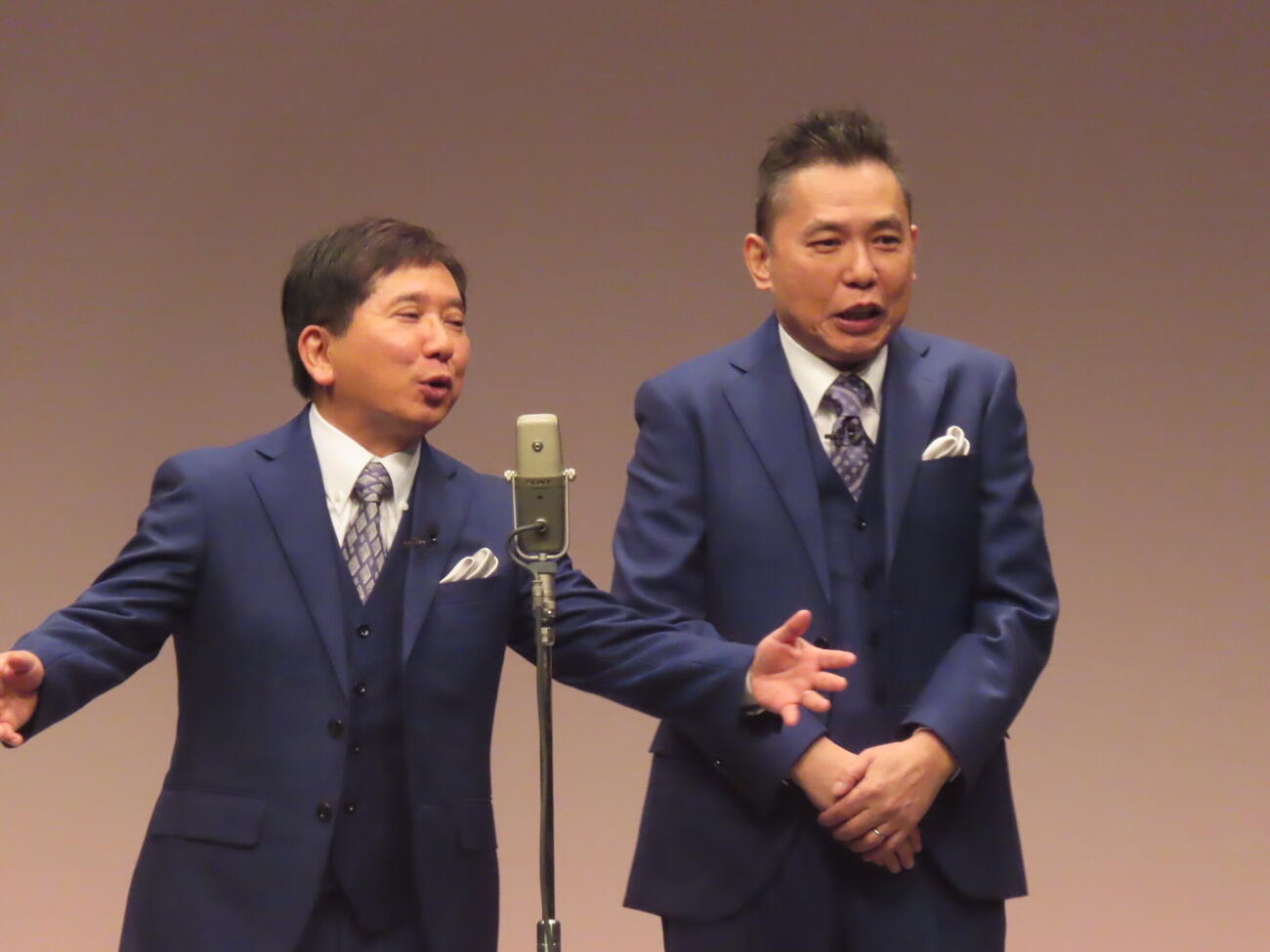 爆笑問題の田中裕二（左）と太田光