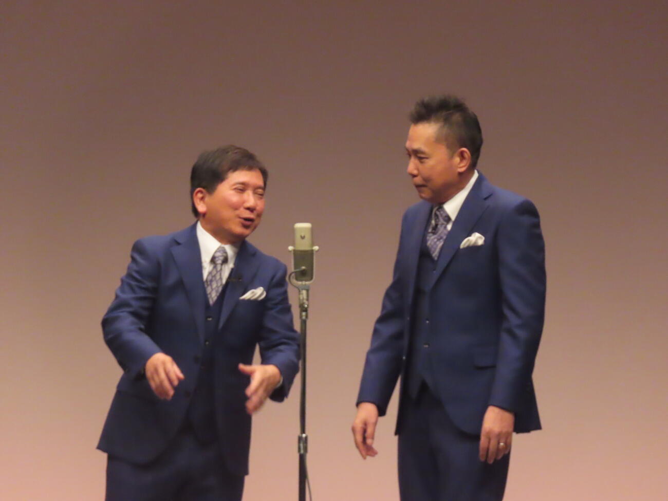 爆笑問題の田中裕二（左）と太田光