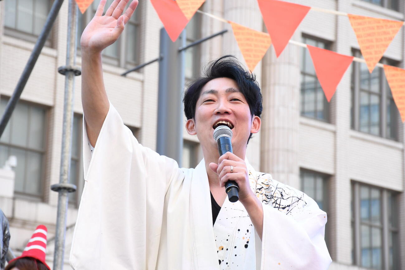「OSAKA COMEDY FESTIVAL2026」オープニングセレモニーに登場したNON STYLE石田明（撮影・阪口孝志）