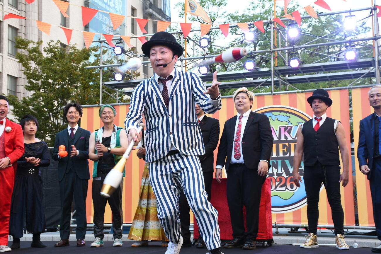 「OSAKA COMEDY FESTIVAL2026」オープニングセレモニーに登場したわっしょいゆ～た（撮影・阪口孝志）