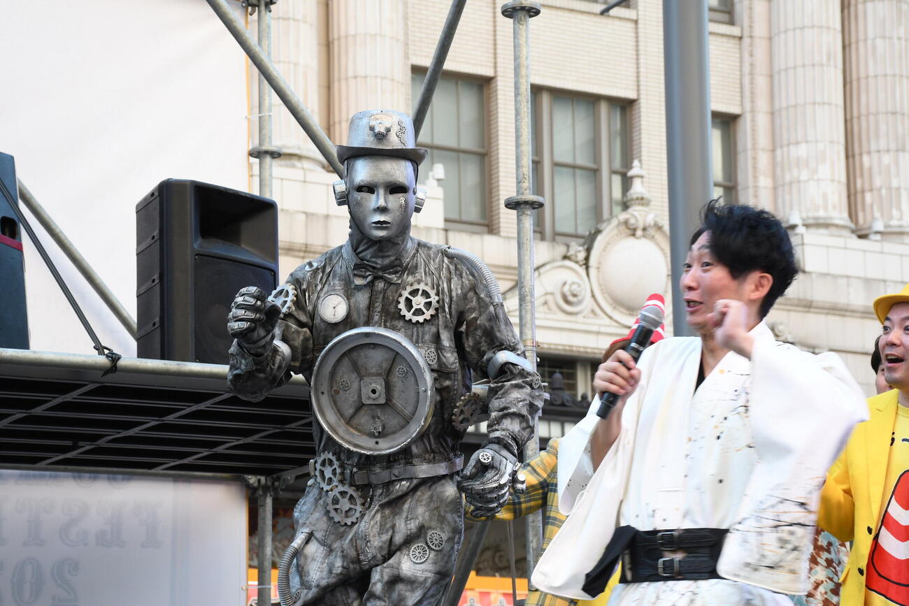 「OSAKA COMEDY FESTIVAL2026」オープニングセレモニーでROBIT.に驚くNON STYLE石田明（撮影・阪口孝志）