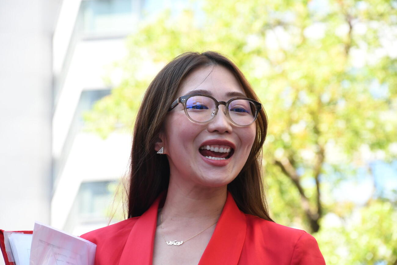 「OSAKA COMEDY FESTIVAL2026」オープニングセレモニーの司会を務めたCRAZY COCO（撮影・阪口孝志）
