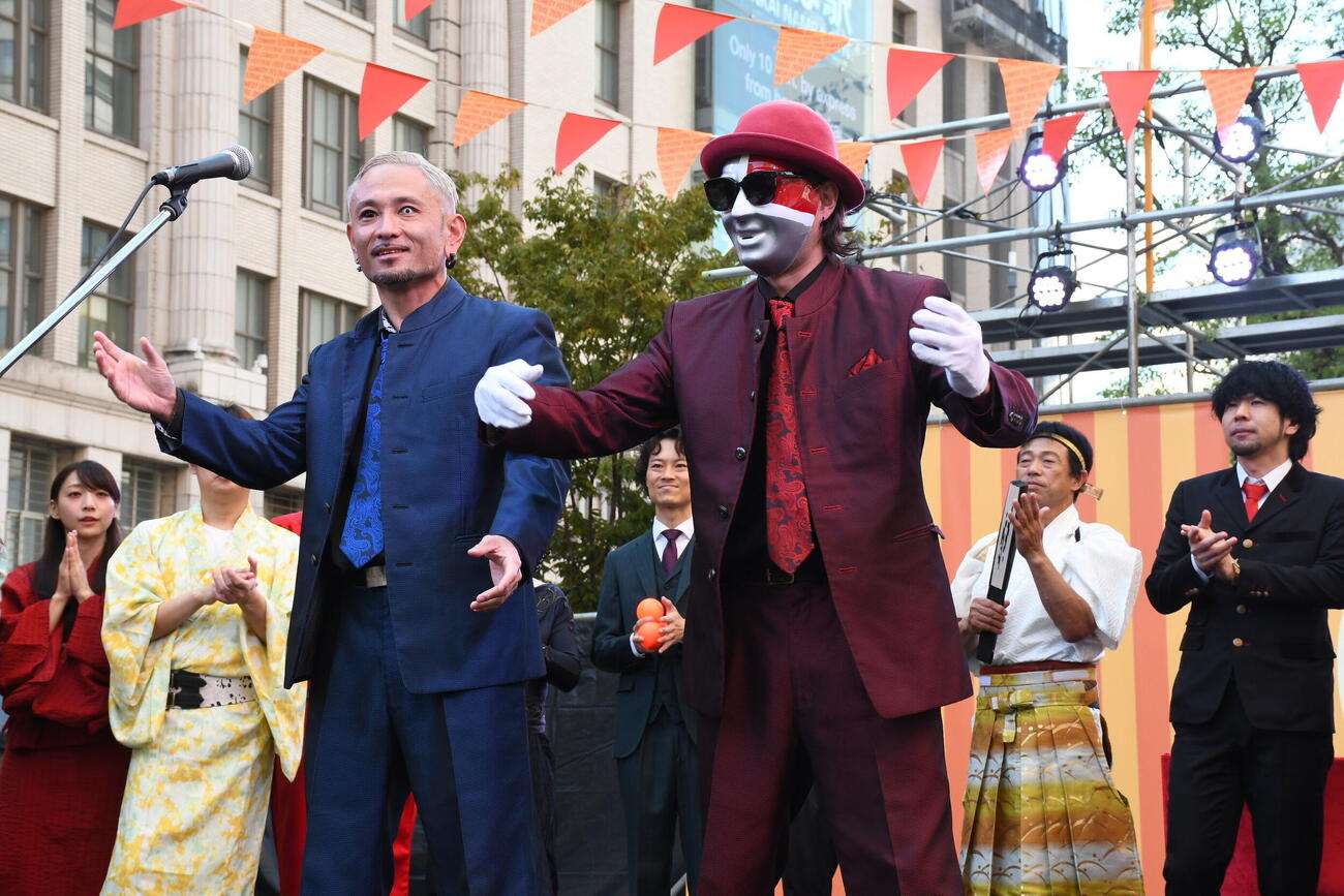 「OSAKA COMEDY FESTIVAL2026」オープニングセレモニーに登場したナニコレ？劇団（撮影・阪口孝志）