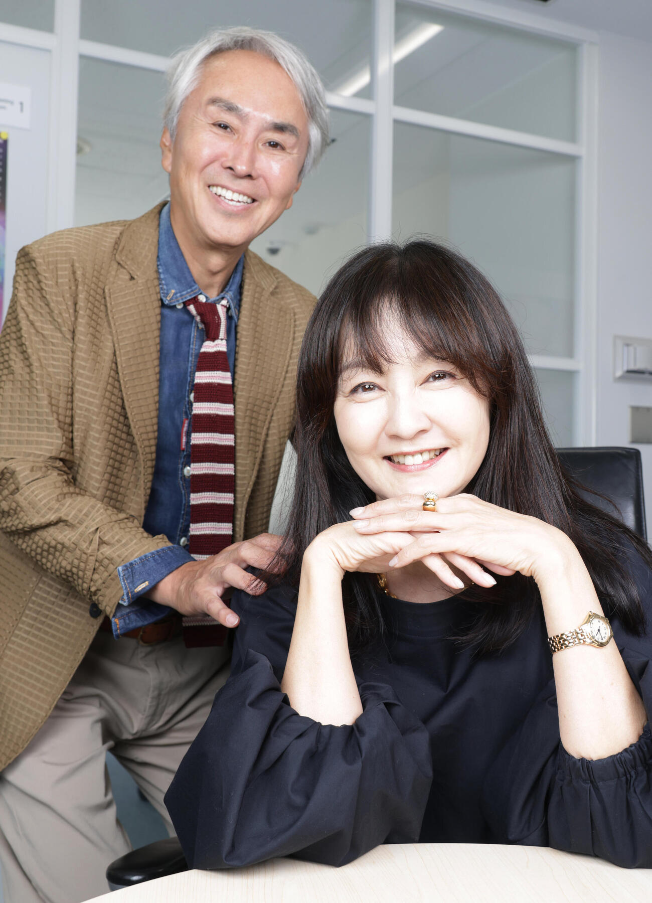 仲むつまじく記念撮影する石原伸晃（左）・里紗夫妻（2026年5月）