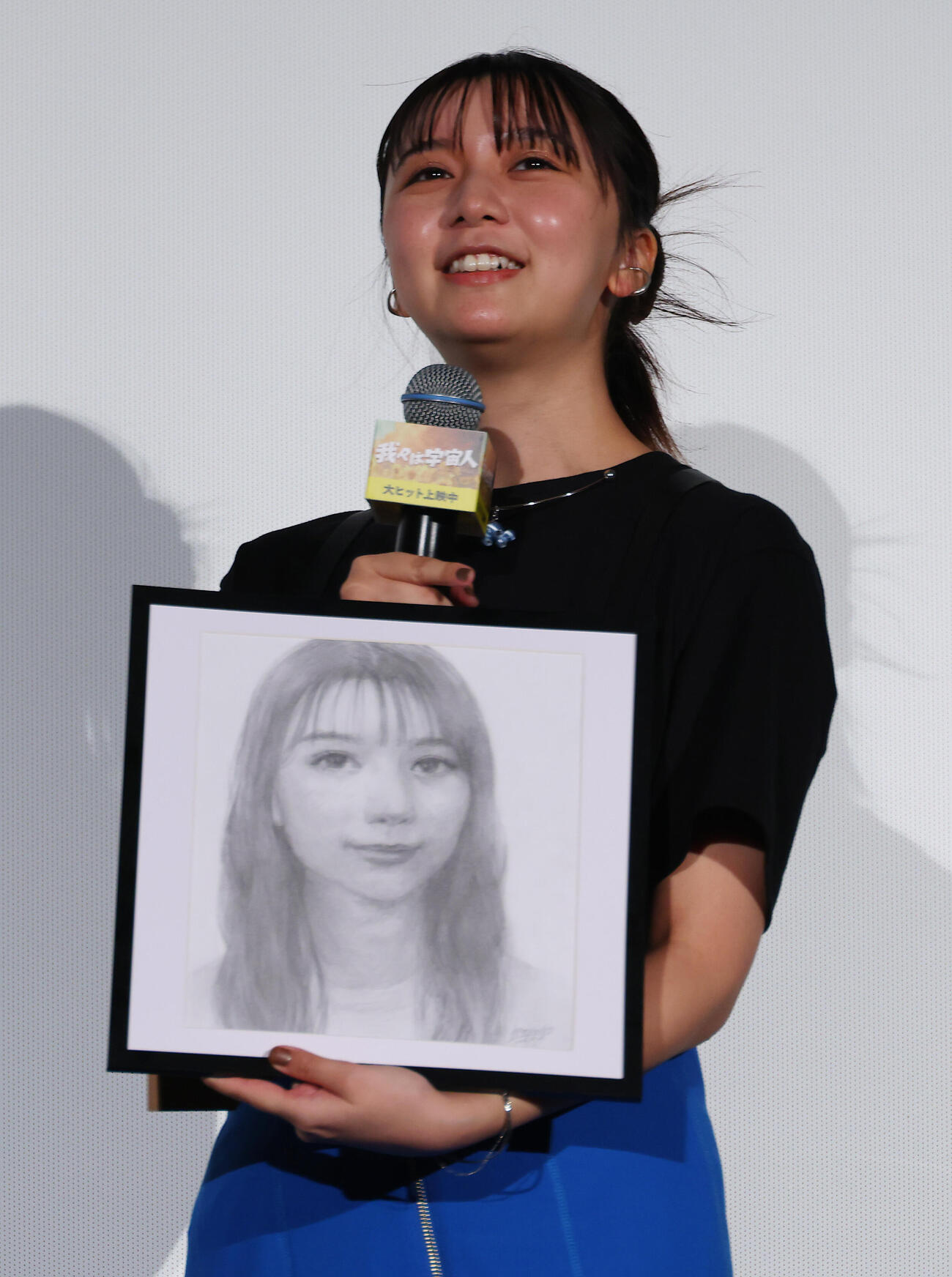 門脇康平監督直筆の似顔絵デッサンを贈られたadieu（上白石萌歌）（撮影・中島郁夫）