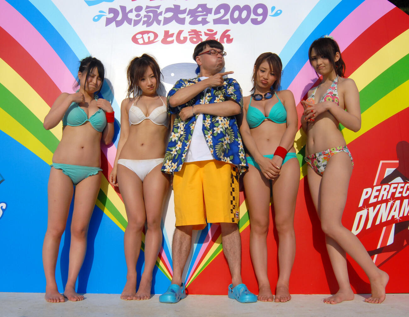 スカパー・アイドルオールスター水泳大会2009　惨敗にガックリの「スカチャン」の左から助川まりえ、愛川ゆず季、イジリー岡田、手島優、鈴木咲（2009年7月撮影）