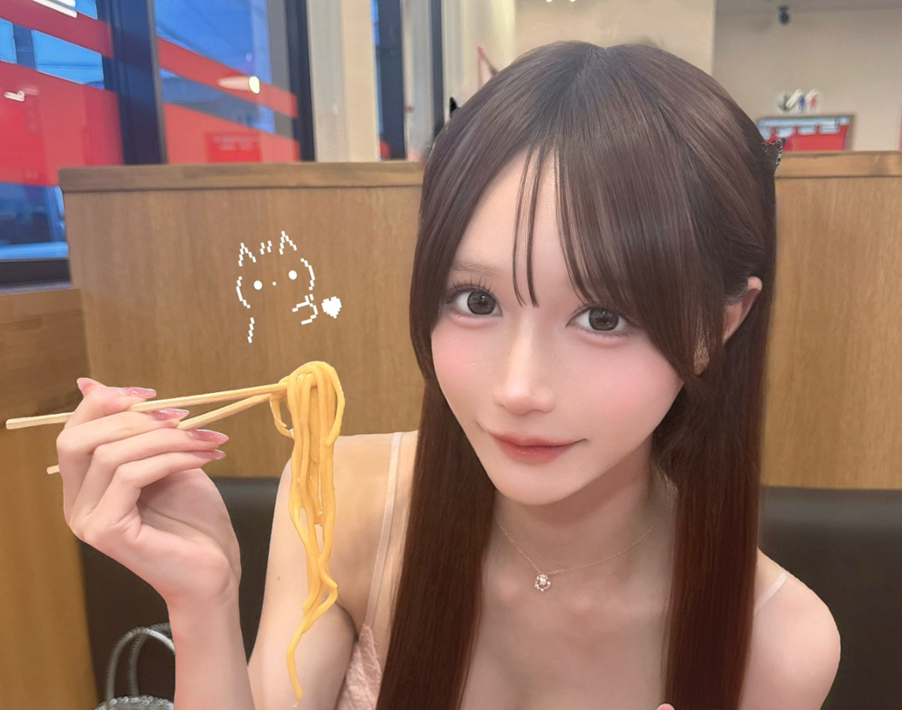 キャミソール姿でラーメンを食べる杉本凛（杉本凛のインスタグラムから）