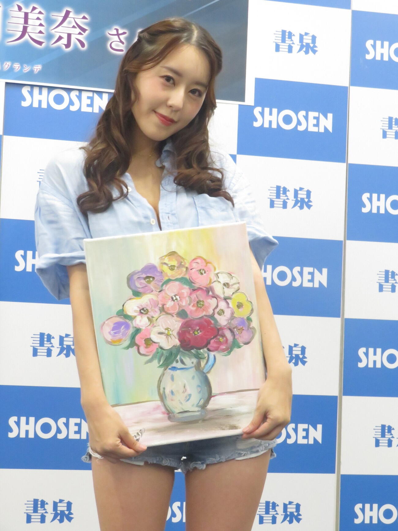 ファースト写真集「かなでる。」の発売記念記者会見で、自作の絵画を披露した音羽美奈